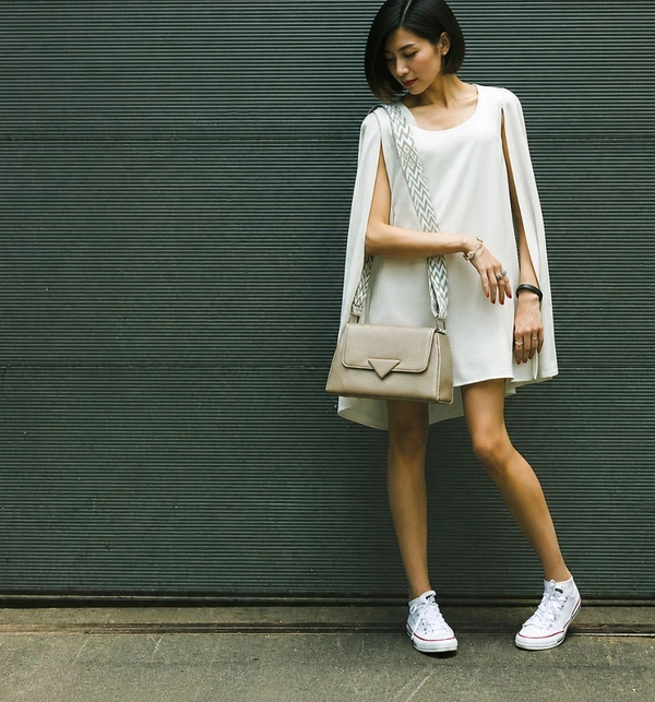 Aldo Softpuff shoulder bag features a structured silhouette in bordo faux leather and a distinctive patterned strap.
