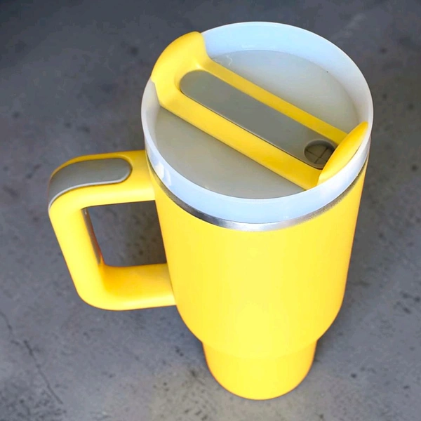 This yellow Enem tumbler features a matching lid, built-in straw, and a side handle for easy carrying.