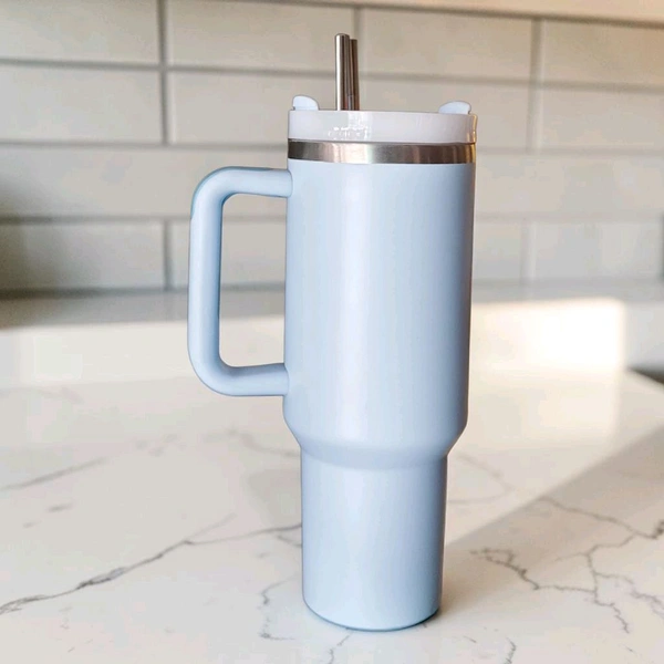 This sky blue TADRUP tumbler features a sturdy handle, stainless steel straw, and a capacity of 1200 ml.2082