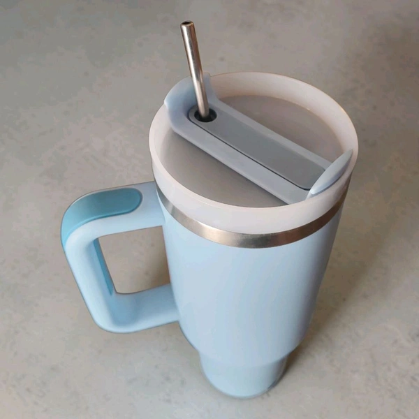 This sky blue TADRUP tumbler features a sturdy handle, stainless steel straw, and a capacity of 1200 ml.2082
