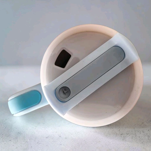 This sky blue TADRUP tumbler features a sturdy handle, stainless steel straw, and a capacity of 1200 ml.2082