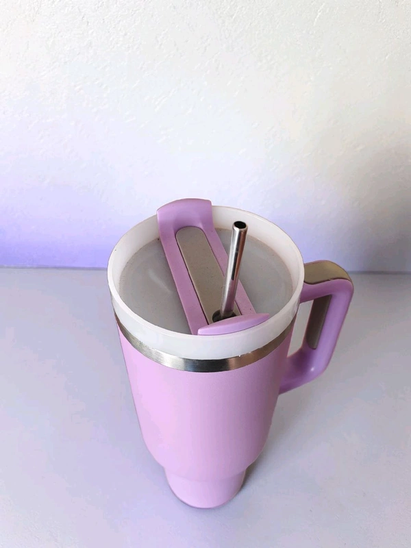 This Light Purple Colour tumbler features a sturdy handle, stainless steel straw, and a capacity of 1200 ml.2083
