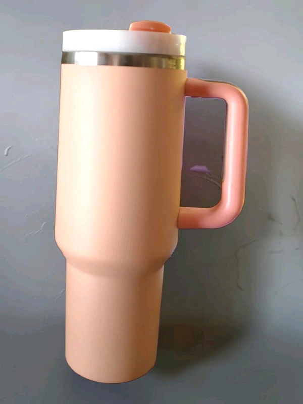This tumbler features a sturdy handle, stainless steel straw, and a capacity of 1200 ml.2084