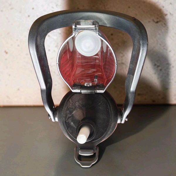This is a Mumiguan 44-ounce insulated water bottle featuring a grey-black gradient design and a top carry handle.