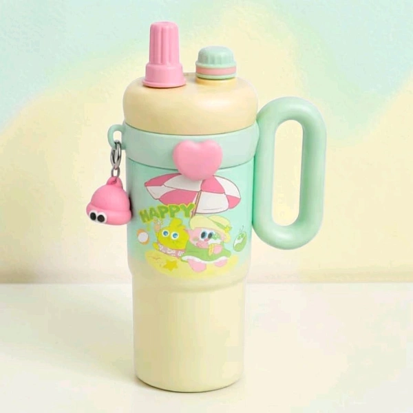This 850ml stainless steel kid's tumbler features a leak-proof design with a character-themed, pastel green and yellow finish.