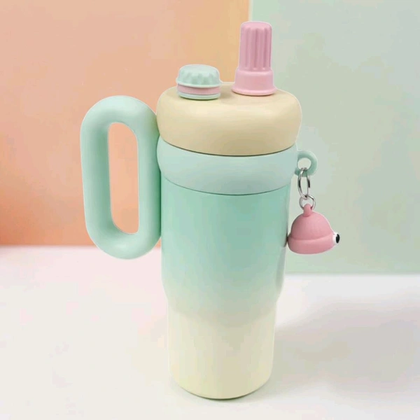 This 850ml stainless steel kid's tumbler features a leak-proof design with a character-themed, pastel green and yellow finish.