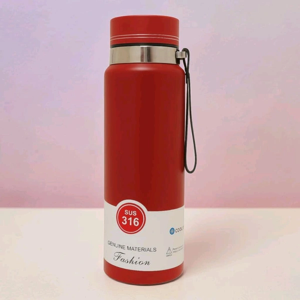 This red insulated bottle is made from high-grade SUS 316 stainless steel, featuring a durable matte finish and a convenient attached carry strap.