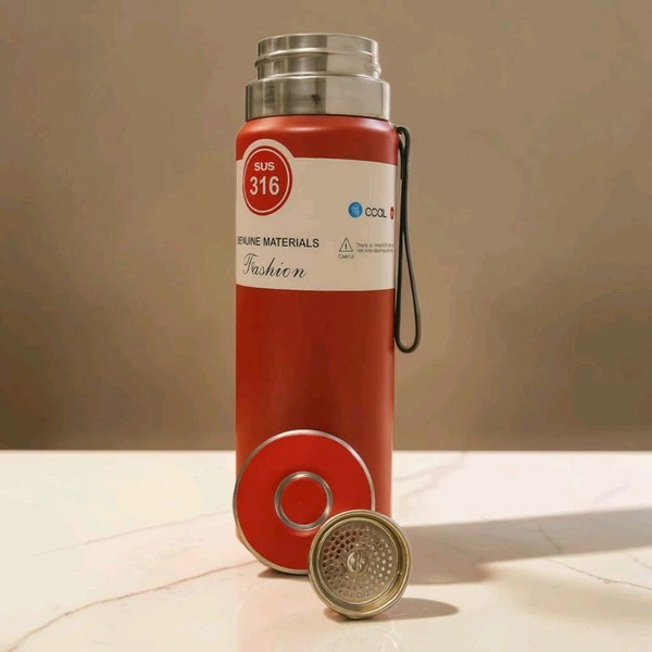 This red insulated bottle is made from high-grade SUS 316 stainless steel, featuring a durable matte finish and a convenient attached carry strap.