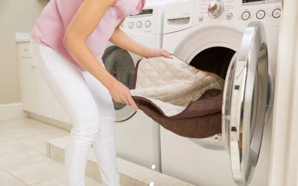 Dual Colour 2 Seater Reversable Sofa Set Cover with Set Of 4 Pieces. - Brown