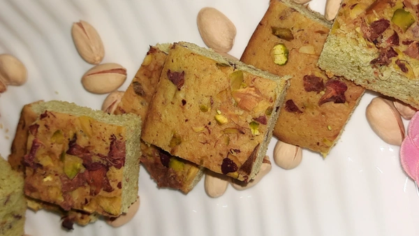 Rose Pistachio Cake - 500 Gms